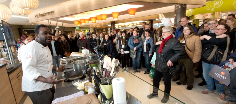Events like cooking demonstrations take place in both the shopping concourse and in the dining area “Mintos Deli.” Image: Alina Cara Tobi