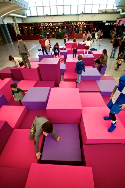 At one time or another, all children are tempted to jump up and down on the sofa in their living room – and their parents’ hair stands on end every time they see them do it. Now there is a solution to the problem: theleisureway has created a sofa for Sexta Avenida in Madrid where children can enjoy themselves and parents can relax in comfort. Image: theleisureway