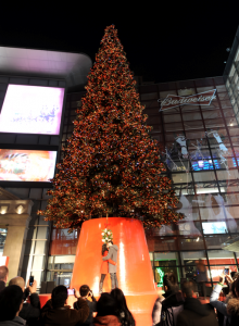 Kissing underneath the mistletoe. Image: MK Illumination