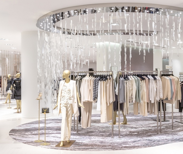 The store design, featuring corrugated glass shards in the form of icicles, of Saks Fifth Avenue’s third floor in Toronto is reminiscent of the local woodlands. Image: EHI