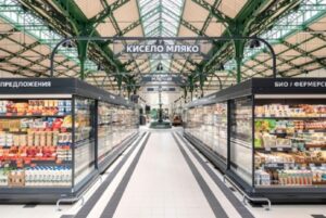 Kaufland presents itself in the style of a market hall with a wide range of fruit and vegetables and offers an extensive range of over 15,000 items. credit: Kaufland