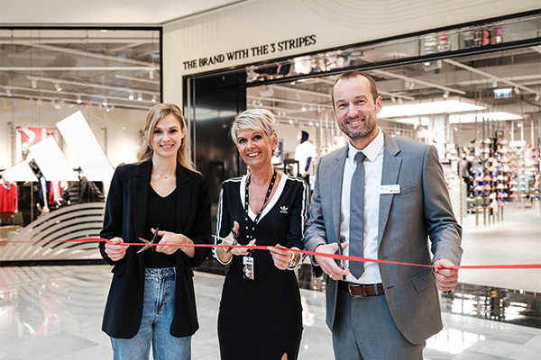 Left-to-right: Katharina Zeiler (URW Leasing), Manuela Hofer (adidas Store-Manager), Zsolt Juhasz (General Manager SCS).