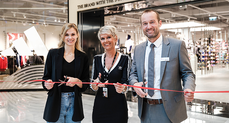 Left-to-right: Katharina Zeiler (URW Leasing), Manuela Hofer (adidas Store-Manager), Zsolt Juhasz (General Manager SCS).