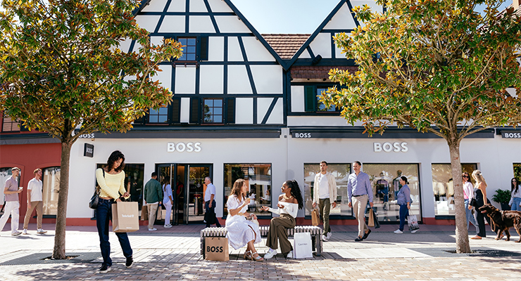 Shopping ambiance at The Style Outlets. /// credit: NEINVER